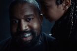Kanye West sonriendo y North West diciendo secreto