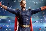 Homelander con brazos extendidos y papeles volando
