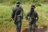 Guerrilleros del Estado Mayor Central (EMC), una facción de las FARC que rechazó el acuerdo de paz de 2016, vigilan un puesto de control en la carretera de Llanos del Yari, Colombia, el 12 de abril de 2024.