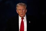 El presidente Donald Trump aparece en una imagen reciente, con traje oscuro y corbata roja, durante una aparición pública en noviembre de 2025, en el contexto de la firma de la orden ejecutiva para lanzar la “Misión Génesis”, una iniciativa clave en inteligencia artificial en Estados Unidos.
