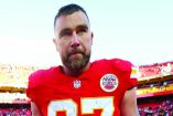 KANSAS CITY, MISSOURI - DECEMBER 14: Travis Kelce #87 of the Kansas City Chiefs walks of the field after losing to the Los Angeles Chargers 16-13 at Arrowhead Stadium on December 14, 2025 in Kansas City, Missouri.   Jamie Squire/Getty Images/AFP (Photo by JAMIE SQUIRE / GETTY IMAGES NORTH AMERICA / Getty Images via AFP)