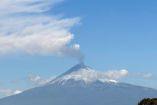 El volcán Popocatépetl lanzó una enorme fumarola