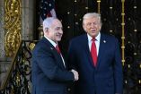 El presidente de Estados Unidos, Donald Trump (der.), saluda al primer ministro israelí, Benjamin Netanyahu (izq.)