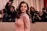 Hailee Steinfeld posa en la alfombra roja de los Globos de Oro 2026