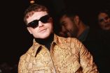 'Canelo' Álvarez lució su elegancia durante un desfile de modas en París.