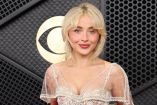 Sabrina Carpenter en la alfombra roja de los Grammy