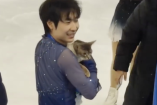 El patinador artísitico Jin Boyang con su pequeña mascota
