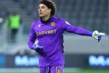 Guillermo Ochoa mantuvo con vida a su equipo hasta el final.