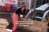 Una joven cruzó la calle en la pala de una excavadora para llegar a la tienda de tortillas, en una escena que se volvió viral en redes sociales.