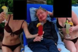 Una fotografía incluida en los archivos de Epstein muestra a Stephen Hawking en una tumbona con un cóctel, acompañado por dos mujeres en bikini.