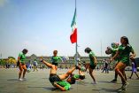 Jóvenes realizaron una demostración de habilidades en el Zócalo, que el domingo se convertirá en una gran cancha.