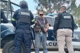 Al detenido le aseguraron un arma larga calibre 7.62 milímetros, así como cuatro cargadores con más de 100 cartuchos útiles