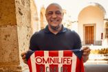 Roberto Carlos posó con una camiseta de Chivas con su nombre y el número 3.