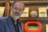 El escritor mexicano relanza sus libros "Dios es redondo" y "Balón dividido", títulos en los que hurga en las pasiones y creencias del aficionado.
