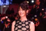 Anne Hathaway y su nueva canción para la película Mother Mary