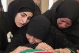 Familiares lloran el cuerpo de Hawraa, de 22 años, durante el funeral de seis mujeres y un hombre que murieron ayer en los ataques israelíes en Abbasiyeh, Líbano.