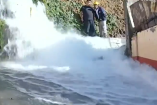 Mega fuga de agua inunda casas en Torres de Potrero
