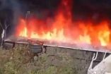 El autobús se incendió tras precipitarse, lo que complicó las labores de auxilio.