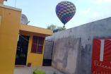 Al haber descendido en plena zona habitacional, se cree que el globo aerostático hizo un aterrizaje de emergencia para cuidar la integridad de los paseantes.
