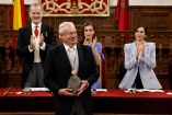 Mexican writer Gonzalo Celorio holds the Miguel de Cervantes Prize of Hispanic Literature after receiving it from the hands of King Felipe VI of Spain (L) and his wife Queen Letizia (2R) during a ceremony at the University of Alcala de Henares in Alcala de Henares on April 23, 2026. (Photo by Andres BALLESTEROS / POOL / AFP)