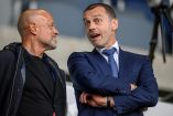Aleksander Ceferin (der.) se mostró muy crítico por la forma como ha funcionado el arbitraje en Europa después de la llegada del videoarbitraje.