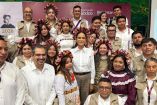 Ariadna Montiel Reyes posa con Servidores de la Nación en Querétaro, quienes portan uniformes oficiales y vestimenta tradicional durante reunión institucional.