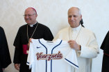El Papa León XIV posa con la camiseta de Venezuela, campeona del Clásico Mundial de Beisbol 2026, en el Vaticano.