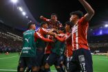 Santiago Sandoval y el resto de los jugadores de Chivas celebran la victoria de Chivas para seguir adelante en la Liga MX.