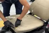 Personal de Marina inspecciona la silla de ruedas utilizada para ocultar 8.8 kilos de presunta cocaína asegurados en el AICM durante una revisión con apoyo canino.