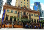 Varios cubanoamericanos se congregaron frente al simbólico edificio que actualmente es un museo.