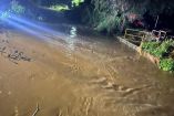 El incremento del caudal provocó que el agua ingresara a decenas de viviendas y cubriera diversas vialidades.