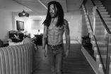Lenny Kravitz sigue luciendo un físico impresionante a sus 62 años.