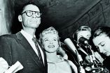 Arthur Miller y Marilyn Monroe son abordados por la prensa.