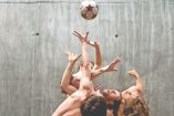 Las tribus enloquecidas del futbol se trasladaron al escenario del Teatro Julio Castillo con "A dance tribute to the art of football".