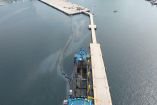 La Marina continúa con los trabajos de contención y limpieza de hidrocarburo en inmediaciones del muelle turístico, en el centro histórico de Manzanillo, Colima.