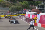 Una persona del staff del Gran Premio de Mónaco se ha cruzado la pista mientras los coches circulaban.