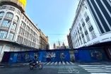 Tras la inauguración del mundial de futbol la calle 20 de Noviembre en el centro fue cerrada de nueva cuenta con vallas.
