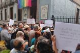 El viernes, unos cien escritores protestaron con pancartas frente a la Casa del Poeta Ramón López Velarde.