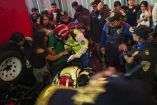Equipos de emergencia intentaron reanimar a una persona que sufrió de aplastamiento durante los festejos tras triunfo del Tri.