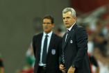Javier Aguirre en 2010; cerca de él Fabio Capello