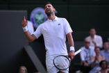Novak Djokovic tuvo un día agridulce al avanzar a las semifinales de Wimbledon y horas antes ser multado por una actitud grosera en su partido anterior.