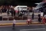 Con detonaciones de arma de fuego y un enfrentamiento entre padres de familia contra policías de Ixtapaluca se llevó a acabo de la detención de dos profesores del Celestino Freinet.