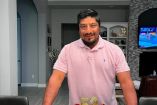 Lorenzo Salgado Araujo, migrante mexicano de 52 años abatido por ICE en Houston, sonriendo frente a su pastel de cumpleaños.
