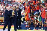 Las fotografías oficiales de la FIFA tras el título mundial de España provocaron debate en redes sociales al no mostrar a Donald Trump, quien permaneció sobre el escenario durante el levantamiento del trofeo.