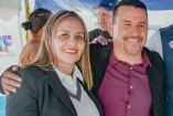 Erika Hernández Pacheco junto a su esposo, Arnoldo Jáquez Pérez, alcalde del municipio de Madera, Chihuahua, durante un evento público.