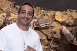 Luis Fernando Peña da de comer una rata a su serpiente.