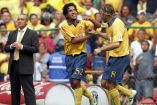 Juan Carlos Mosqueda (L) y Matias Vuoso (R) celebrando un gol ante Tigres durante el juego de la semana 2 del Torneo Apertura 2006.