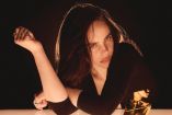Billie Eilish causó sensación en la presentación de su nuevo perfume.