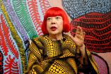 Yayoi Kusama en una expo en Tokio.