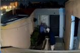 Videos de cámaras de seguridad muestran a dos mujeres presuntamente ensuciando con excremento áreas comunes y puertas de departamentos.